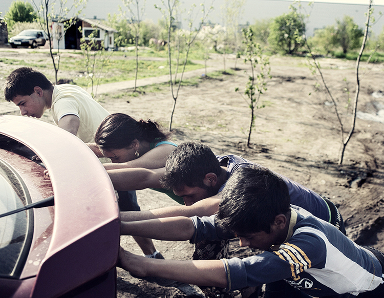 Pomoc w przepchnięciu zepsutego samochodu; z cyklu "Stigma", fot. Adam Lach, Napo Images